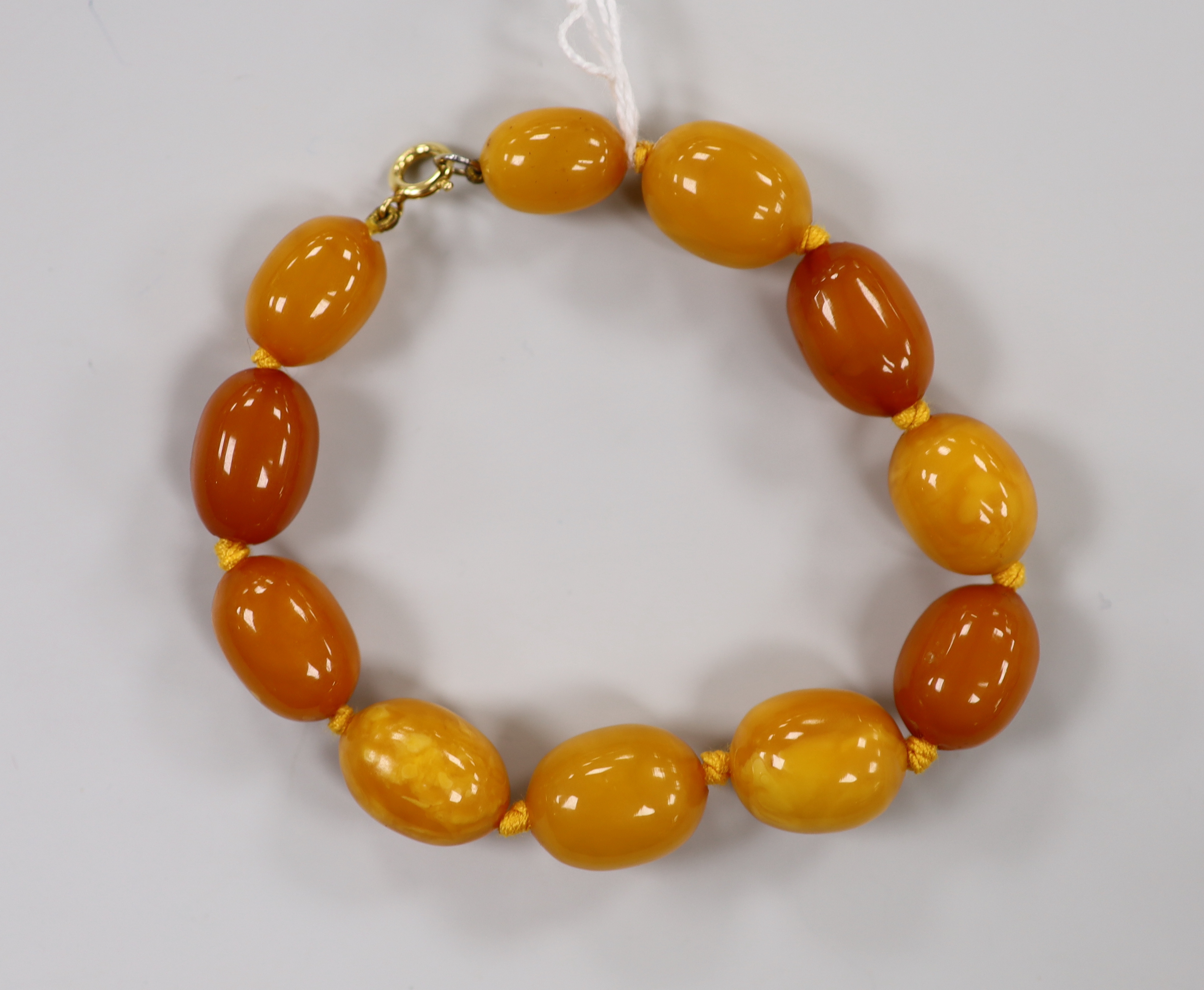 A single strand amber bracelet, 19cm.